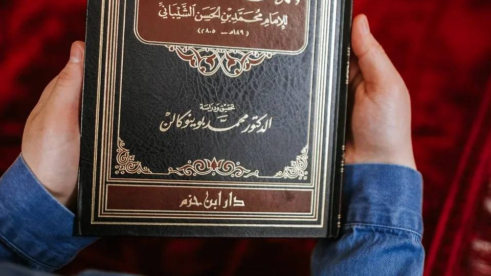 Книга по ханафитскому фикху в руках ученика